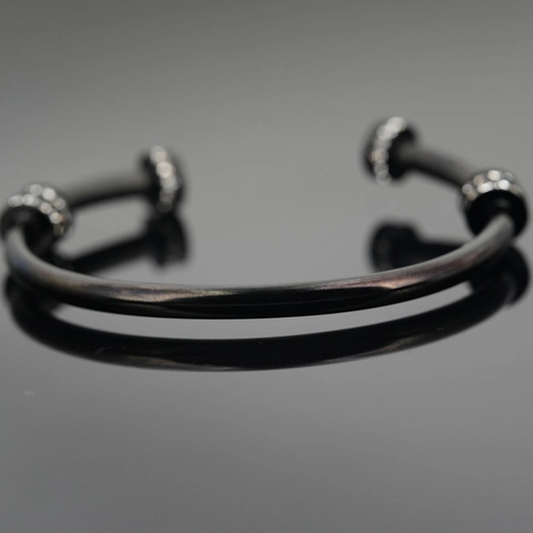 Luxus Titanstahl Armreif Schwarz Offener Armring Mit Klaren Zirkonia Wellen Gravur Design Für Damen Schmuck Party