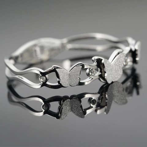 Lussuoso Bracciale Rigido a Farfalla in Acciaio al Titanio da Donna Argentato con Strass Farfalla Smerigliata Bracciale Moda