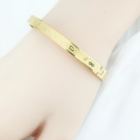 Bracciale Rigido in Acciaio al Titanio Oro Vintage Inciso in Sanscrito Religioso Pattern a Rilievo Gioielli Stile Etnico