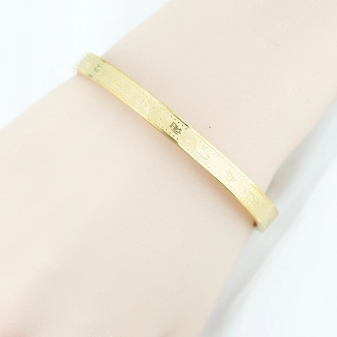 Bracciale Rigido in Acciaio al Titanio Oro Vintage Inciso in Sanscrito Religioso Pattern a Rilievo Gioielli Stile Etnico