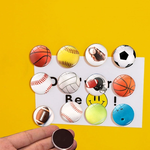 Creativi Magneti da Frigo Rotondi a Tema Sportivo Basket Calcio Baseball Adesivi Magnetici in Vetro per Lavagna Decorazioni Casa