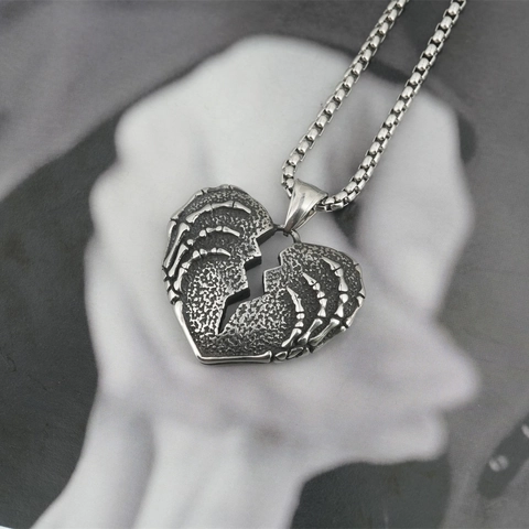 Collana con Ciondolo a Forma di Cuore Infranto e Mano di Scheletro Gotico Vintage in Acciaio al Titanio Punk Gioielli