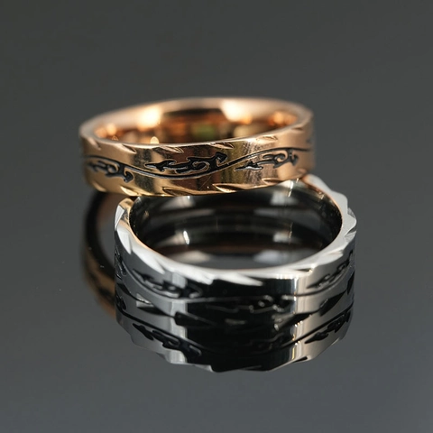Anillo de Acero de Titanio Vintage Punk Para Hombre Mujer Patrón de Tótem de Llama de Dragón Negro Con Bordes de Corte de Onda