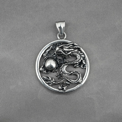 Collana con Ciondolo a Rilievo di Drago in Acciaio al Titanio Retrò per Uomo Gioielli con Drago Cinese Rotondo Vintage