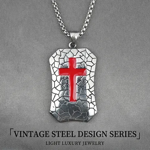 Collier Pendentif Bouclier en Acier Inoxydable Vintage pour Hommes Texture Mosaïque Croix Rouge Punk Bijoux Religieux
