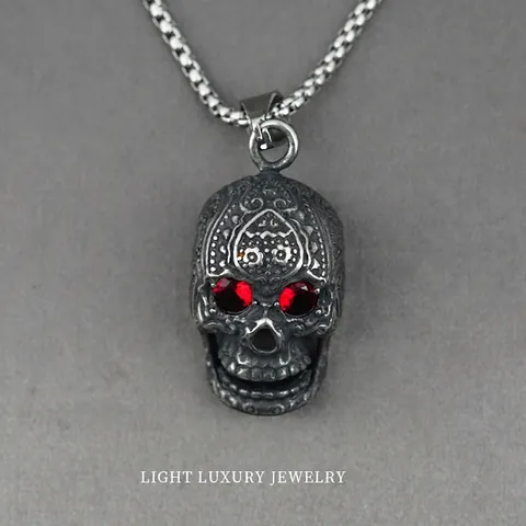 Collana con Pendente a Teschio Gothic Punk in Acciaio al Titanio con Occhi di Zirconia Rossa Gioielli Biker per Uomo