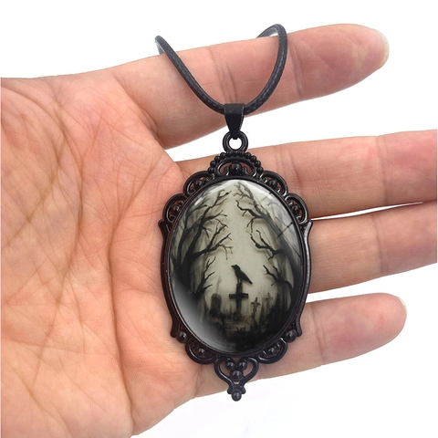 Collana con Pendente Ovale Corvo Gotico Lega Cabochon in Vetro Estetica Scura Accessori Halloween Vintage Donna Uomo