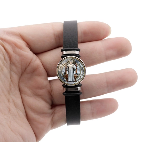 Sint Benedictus Medaille Armband Kunstleer Band Legering Glas Inlay Religieuze Amulet Bescherming Sieraden Voor Mannen Vrouwen Dagelijks Casual Cadeau