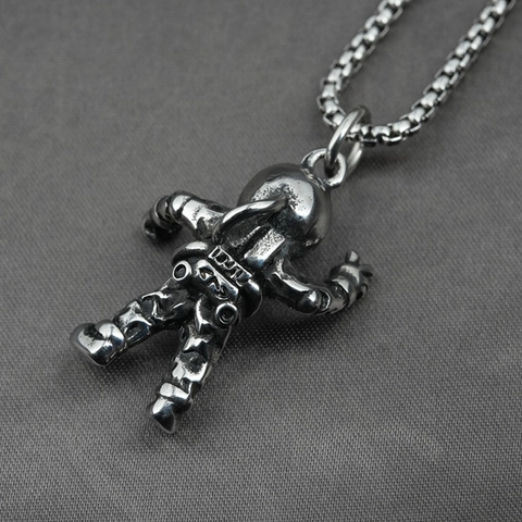 Retro Titanium Steel Astronaut Pendant Necklace For Men Antique Silver Spaceman V-Gesture Distressed Hip Hop Street Jewelry