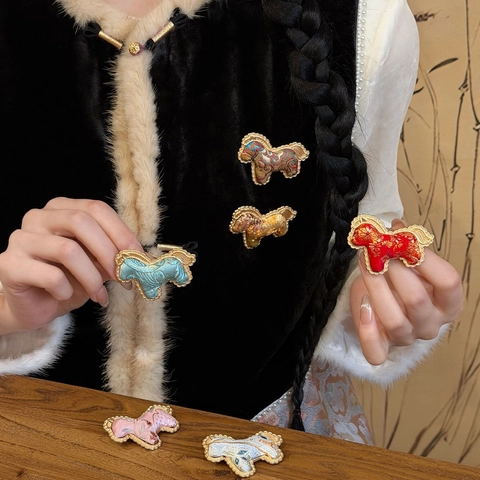 Vintage Nieuwe Chinese Stijl Paard Vorm Broche Handgemaakte Brokaat Stof Borduurwerk Dier Reversspeld Voor Vrouwen Kleding Sieraden Cadeau