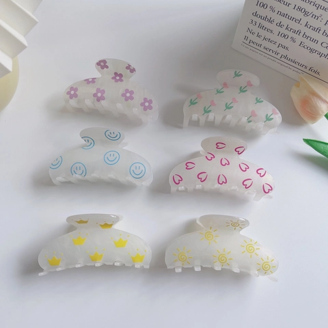 Minimalist Acrylic Hair Claw For Women Korean Style Matte White Shark Clip With Floral Heart Pattern Sweet Hair Accessory