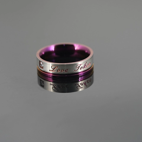Set di Anelli di Coppia in Acciaio al Titanio Finitura Spazzolata Strass Intarsiato Love Inciso Interno Viola Galvanizzato Gioielli
