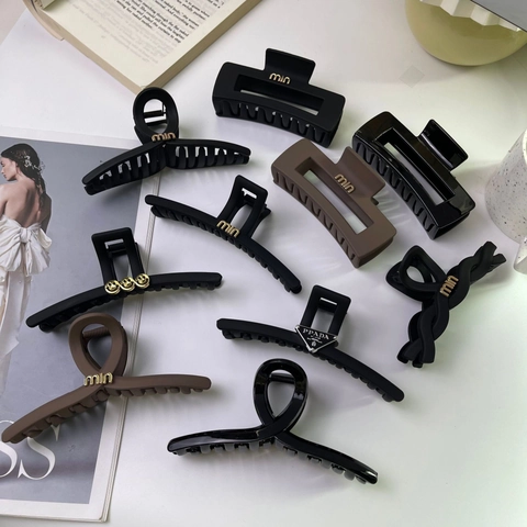 Grande Pinza per Capelli Opaca Con Lettere in Metallo Dorato Faccina Sorridente Elegante Fermaglio a Squalo in Resina Donna