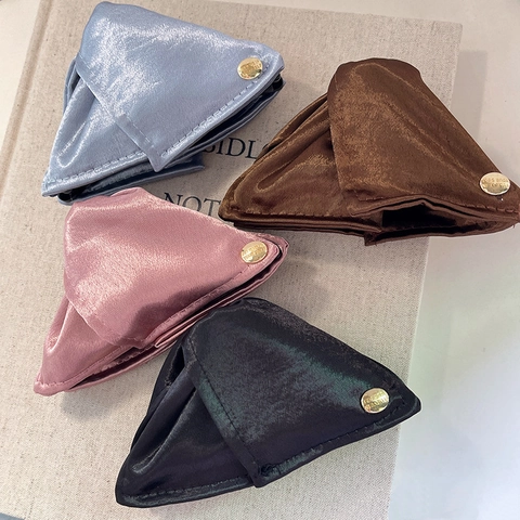 Elegante Pinza para el Cabello de Satén Triangular para Mujer Color Sólido Tela Brillante con Etiqueta de Metal Dorada Accesorios para el Cabello