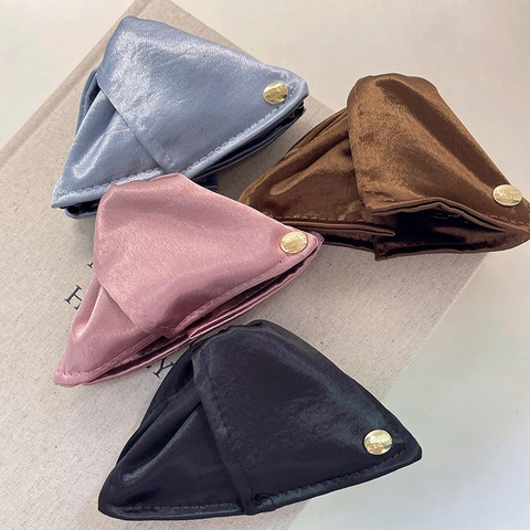 Elegante Pinza para el Cabello de Satén Triangular para Mujer Color Sólido Tela Brillante con Etiqueta de Metal Dorada Accesorios para el Cabello