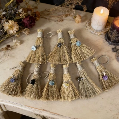 Mini Balai de Sorcière en Paille Fait à la Main Avec Pendentifs en Pierre de Cristal Naturelle Pour Décoration Halloween Ornement Mystique