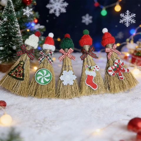 Kerst Mini Decoratieve Bezems Set Natuurlijk Stro Handgemaakte Hangende Ornament Met Gebreide Muts Strik Voor Huis Feest Decoratie