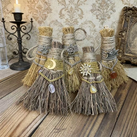Mini Scopa di Strega Fatta a Mano Decorazione in Paglia Naturale Cristallo Pentagramma Decorazione Altare Halloween Gotico