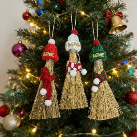 Mini Scopa di Natale Fatta a Mano Ornamento da Appendere in Paglia Naturale Con Cappello e Sciarpa a Maglia per Decorazione Albero di Natale Casa