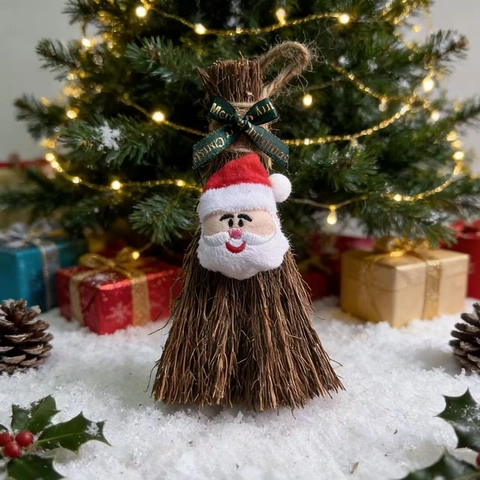 Mini Ornamento Scopa di Natale Decorazione Sospesa in Paglia Naturale Con Peluche Babbo Natale Renna per Albero di Natale Casa Festa Decorazione
