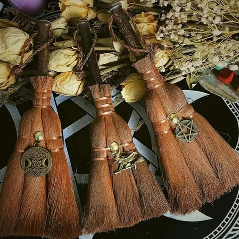 Mini Escoba de Bruja Vintage Hecha a Mano con Colgante de Aleación Pentagrama Árbol de la Vida Decoración Colgante Wicca