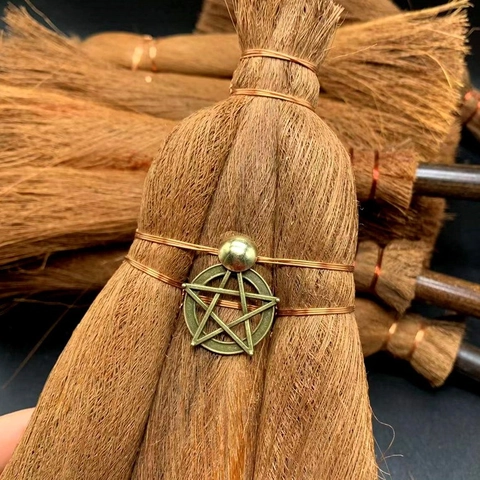 Mini Escoba de Bruja Vintage Hecha a Mano con Colgante de Aleación Pentagrama Árbol de la Vida Decoración Colgante Wicca