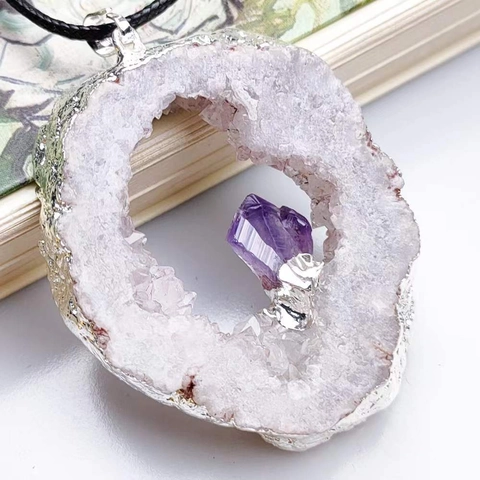 Collier Pendentif Géode d'Améthyste Naturelle Amas de Cristal Blanc Pierre Brute Irrégulière Bordure Argentée Bijoux Femme