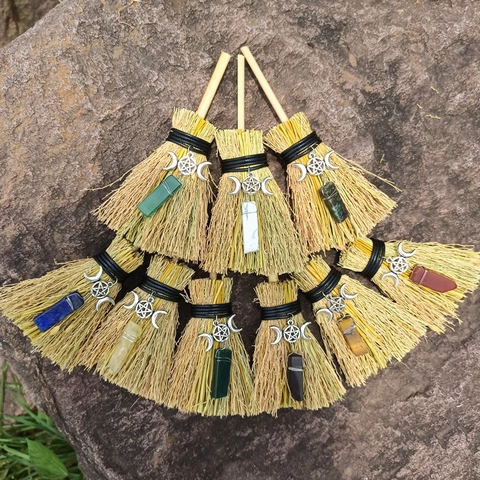 Mini Scopa da Strega Ornamento Con Ciondolo in Lega Pentacolo Tripla Luna e Pendente in Pietra Naturale Wicca Decor
