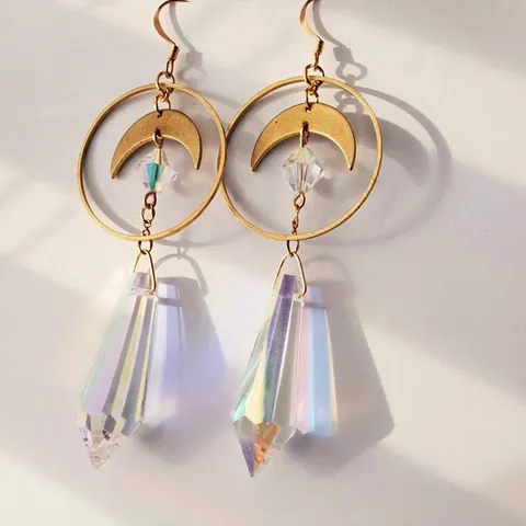 Pendientes Colgantes Bohemios de Media Luna de Cristal Iridiscente para Mujer Pendientes de Prisma de Aleación Tono Dorado Joyería de Moda