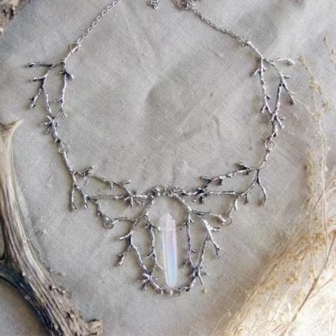 Collier Pendentif en Cristal Blanc Naturel Branche Alliage Vintage Bijoux Style Forêt pour Femmes Accessoire Cadeau Fête