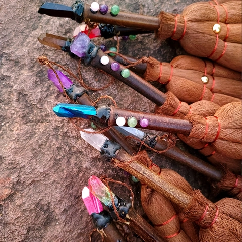 Ornamento Sospeso a Scopa della Strega Wicca Con Punta in Cristallo Naturale Scopa Fatta a Mano per Auto Casa Halloween