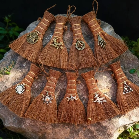 Mini Scopa da Strega Decorazione Halloween Fatta a Mano Fibra di Palma Naturale Pentagramma Luna Sole Altare Mistico Ornamento
