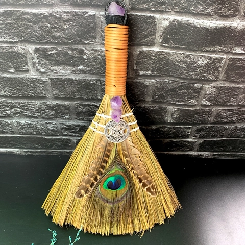 Scopa da Strega Ametista Fatta a Mano Arredo Altare Con Piuma di Pavone Paglia Naturale Cristallo Ornamento per Rituale Halloween