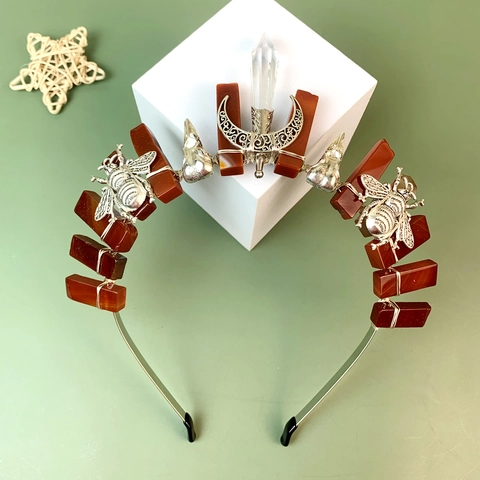 Serre-tête Couronne en Cristal Agate Rouge Fait à la Main Avec Accents en Alliage de Lune et Abeille Accessoire de Cheveux Style Bohême Mystique pour Femmes