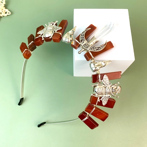 Serre-tête Couronne en Cristal Agate Rouge Fait à la Main Avec Accents en Alliage de Lune et Abeille Accessoire de Cheveux Style Bohême Mystique pour Femmes