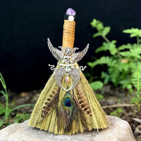 Handgefertigt Wiccan Hexe Besom Mit Amethyst Pfauenfeder Gold Silber Metall Flügel Schädel Ornament Für Halloween Altar Gotisch