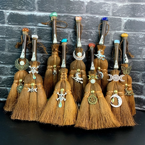 Scopa da Strega Fatta a Mano Con Cristallo Naturale e Ciondoli in Metallo Luna Stella Teschio Decorazione Casa Gotica Altare Halloween