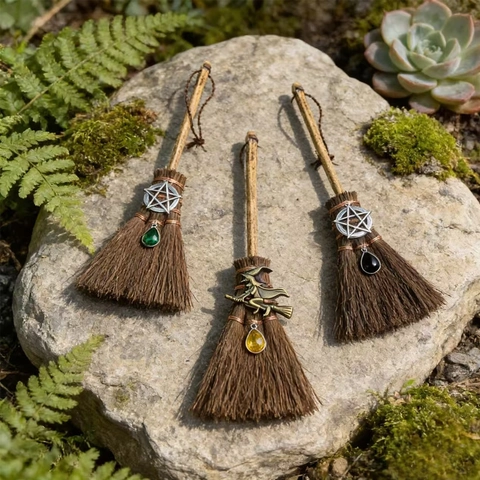 Colgante de Mini Escoba de Bruja Hecho a Mano de Madera Con Strass Gota de Agua Dijes Halloween Adorno para Colgar