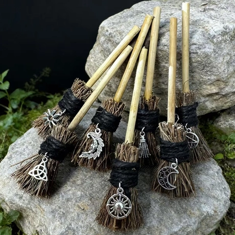 Handgefertigter Mini Hexenbesen Anhänger Mit Legierung Mond Sonne Pentagramm Mystische Holz Naturfaser Deko Für Halloween Weihnachten Party