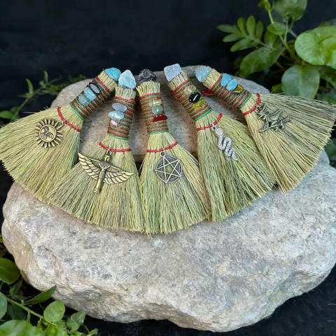 Scopa della Strega Mini in Paglia di Miscanthus e Cristallo Naturale Fatto a Mano Ornamento Mistico Decorazione Altare Wicca