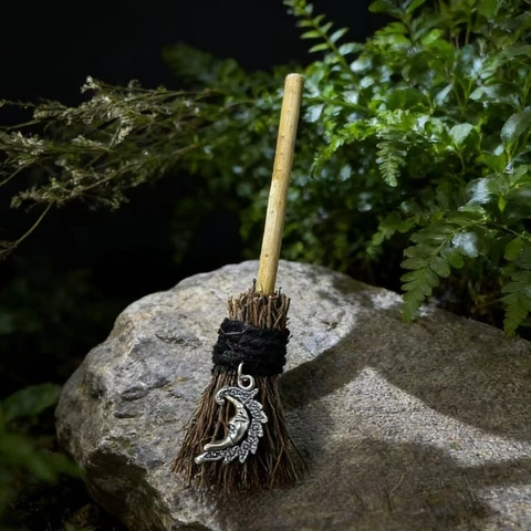 Handgefertigter Mini Hexenbesen Anhänger Mit Legierung Mond Sonne Pentagramm Mystische Holz Naturfaser Deko Für Halloween Weihnachten Party