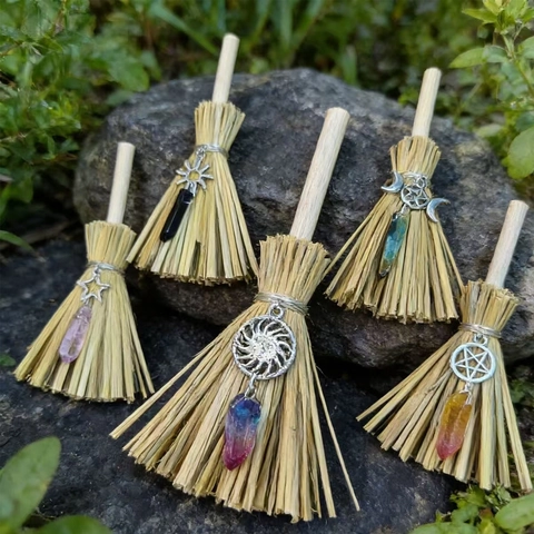 Pendente Scopa della Strega Fatto a Mano Con Punta di Cristallo Naturale Ciondoli in Lega Decorazione Altare Pagano Ornamento Halloween