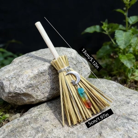 Pendente Scopa della Strega Fatto a Mano Con Punta di Cristallo Naturale Ciondoli in Lega Decorazione Altare Pagano Ornamento Halloween
