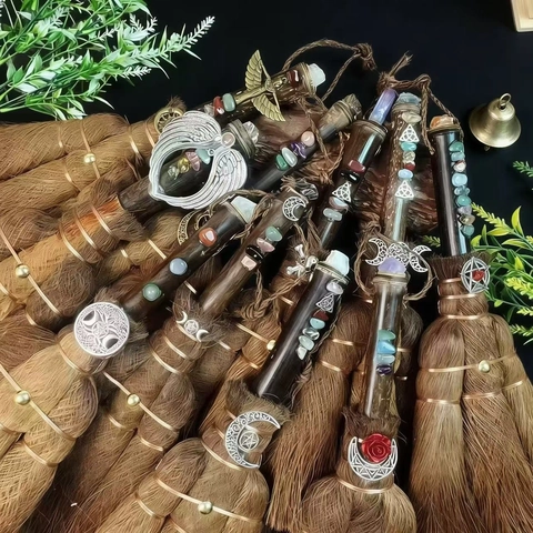 Escoba de Altar Wicca Con Piedra de Cristal Natural Escoba de Bruja Hecha a Mano Alas de Ángel Prop Místico Halloween Altar Hogar