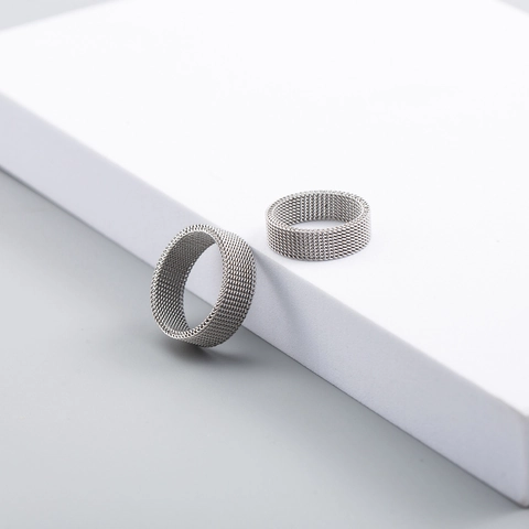 Anillo Tejido de Malla de Acero Inoxidable Minimalista Unisex Estilo Industrial Banda Plateada de Moda para Hombres Mujeres Joyería