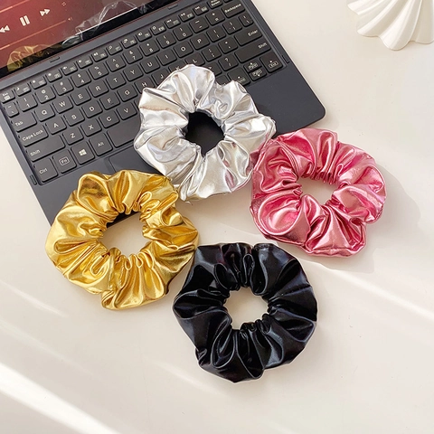 Scrunchie in Pelle PU Metallica E Bandana a Triangolo Per Donna Stile Cyberpunk Accessori Per Capelli Lucidi Copricapo Festa
