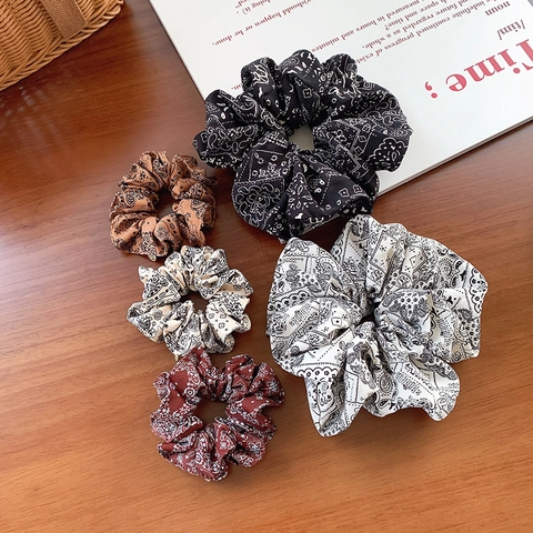 Damen Vintage Paisley Print Scrunchies Bandana Muster Stoff Haargummis Mit Metall H Anhänger Elastischer Haarschmuck