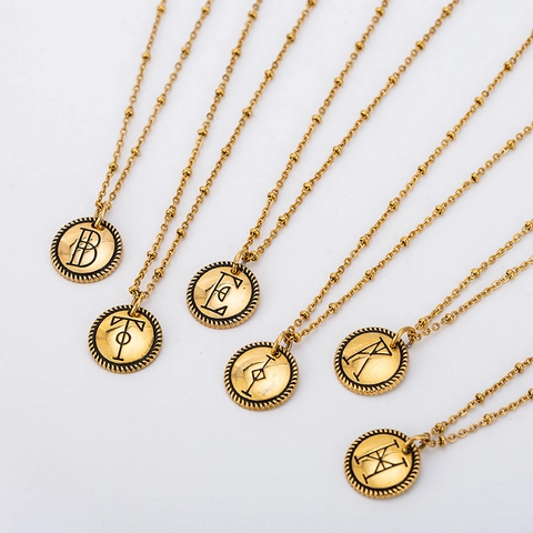 Collier Pendentif Initiales 26 Lettres Alphabet en Acier Inoxydable Vintage Plaqué Or 18K Pièce Ronde Bijoux de Mode Unisexe