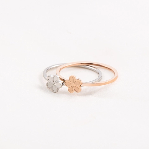 Bague Fleur en Acier Inoxydable Minimaliste pour Femme Plaquée Or Rose Fleur de Pêcher à Cinq Pétales Bague Élégante Bijoux Quotidiens