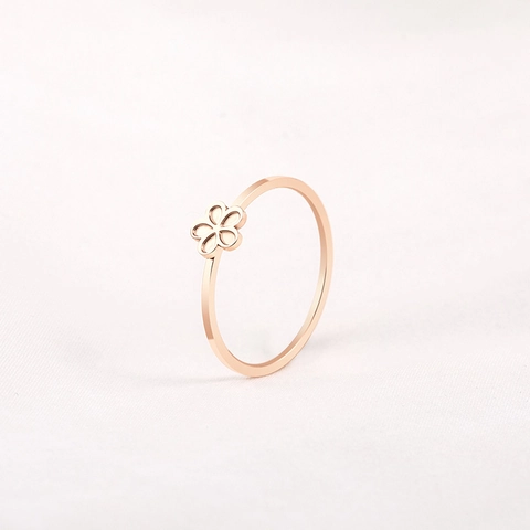 Bague Fleur en Acier Inoxydable Minimaliste pour Femme Plaquée Or Rose Fleur de Pêcher à Cinq Pétales Bague Élégante Bijoux Quotidiens
